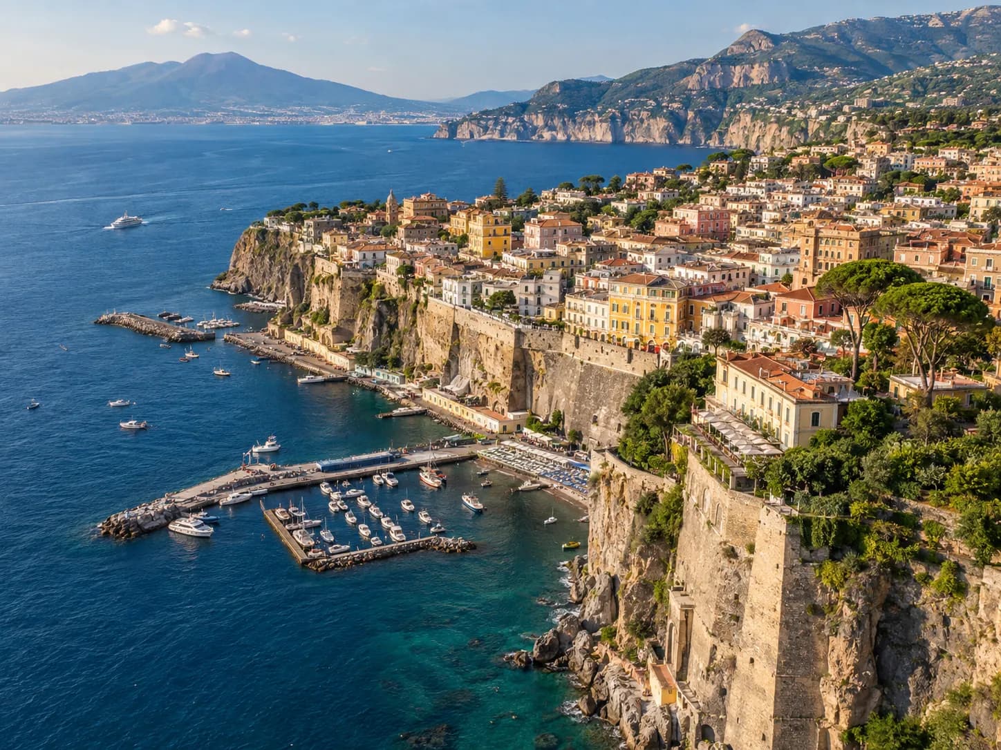 De kust van Sorrento met de Vesuvius op de achtergrond